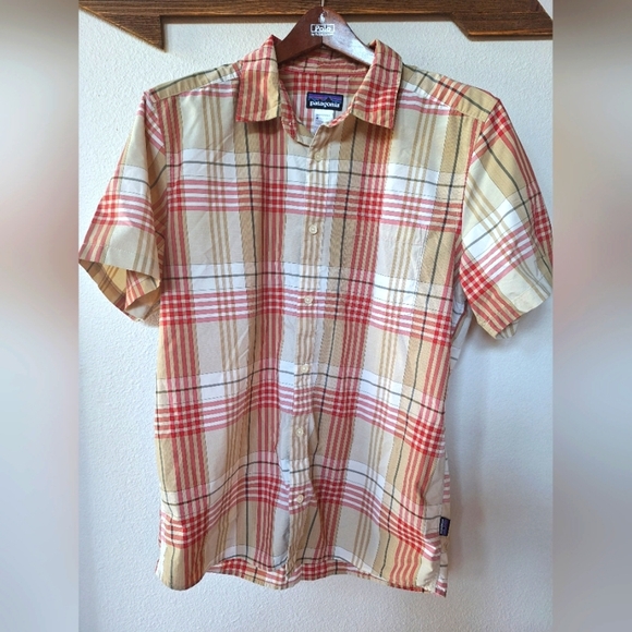 Patagonia Mens Red/Tan Plaid Short Sleeve Button Down Shirt Size M - Picture 1 of 7